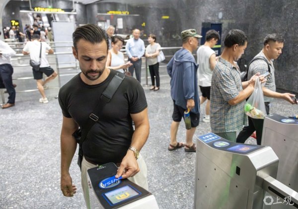 股票配资链接 城事｜上海地铁刷卡过闸更方便了，只需一个小小的动作